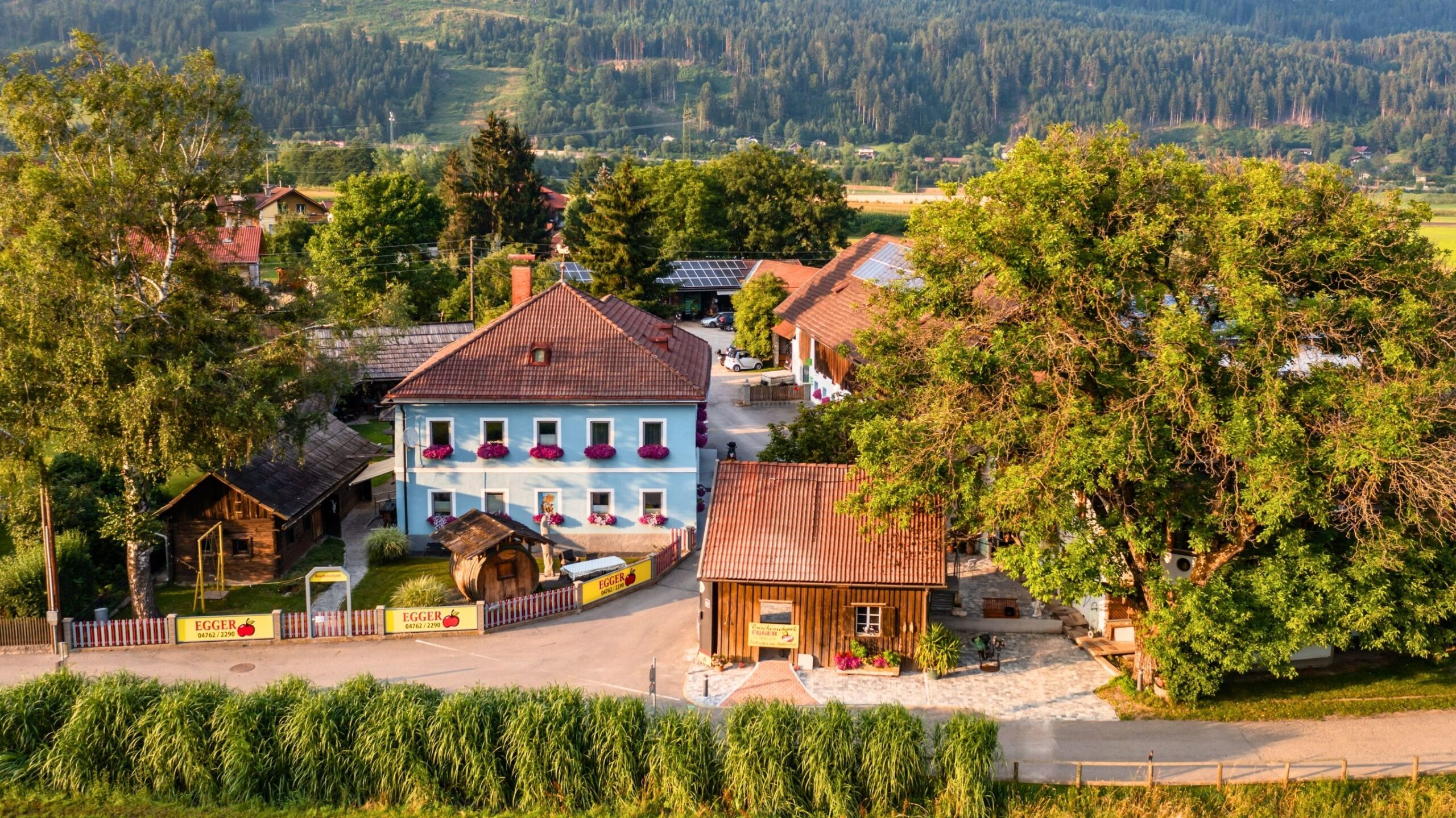 Luftaufnahme des Hofs der Buschenschank Egger in St. Peter bei Spittal an der Drau